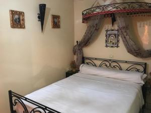 Rúm í herbergi á Riad Dar Mesouda