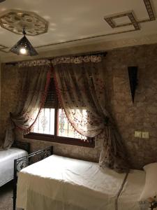 Rúm í herbergi á Riad Dar Mesouda