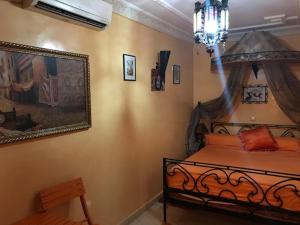 Rúm í herbergi á Riad Dar Mesouda