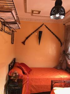 Rúm í herbergi á Riad Dar Mesouda