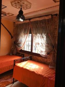Rúm í herbergi á Riad Dar Mesouda
