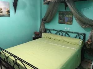 Rúm í herbergi á Riad Dar Mesouda