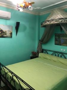Rúm í herbergi á Riad Dar Mesouda