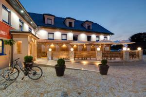 a bike parked in front of a building with umbrellas at Hotel Leimer Bräu in Lenzing