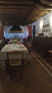 a dining room with a table and chairs and a kitchen at Il Salice Ridente in Pasiano di Pordenone
