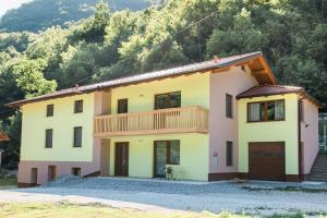 una casa di fronte a una montagna di Guest House Rosi a Tolmin