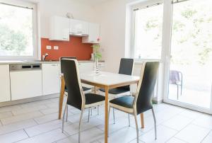 una cucina con tavolo e 4 sedie di Guest House Rosi a Tolmin