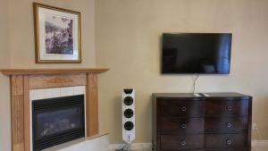 Телевизор и/или развлекательный центр в The White House Boutique B&B