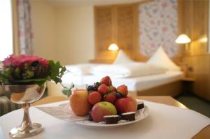 un plato de fruta en una mesa en una habitación de hotel en Hotel & Restaurant Dornweiler Hof, en Illertissen