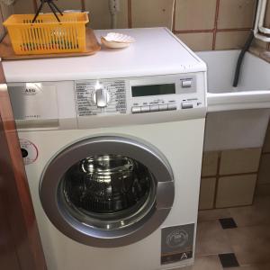 a washer and dryer in a small room at Playa Silgar en Galicia in Sanxenxo