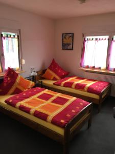 Tempat tidur dalam kamar di Pension Auenwald