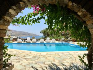 una piscina con vistas al océano a través de un arco en Villa Tereza, 3-Min Walk to Koundouros Beach Waves en Koundouros