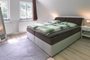 ein Schlafzimmer mit einem großen Bett mit Bettrahmen in der Unterkunft Rhein-Mosel-Ferienhaus in Brodenbach