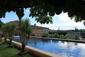 Bazén v ubytování La Villa Ocre nebo v jeho okolí