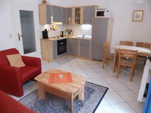 A kitchen or kitchenette at Apartments Haus Eintracht Sellin