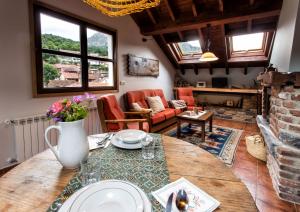 a living room with a table and a couch at Apartamentos Rurales El Collaín de Campiellos in Campiellos