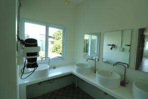 baño con 3 lavabos y ventana grande en Krit Hostel, en Bangkok 37 fotos más