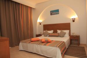 Un pat sau paturi într-o cameră la Hotel Menara