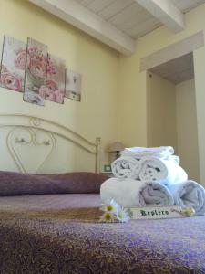 sypialnia z łóżkiem z ręcznikami w obiekcie La Stella di Keplero w mieście Cannole
