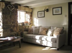 Ruang duduk di Blisland Cottage