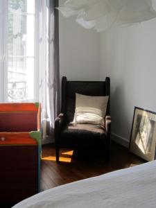 サン・テニャンにあるL appartement des bords du Cherのベッドルーム(椅子、窓付)
