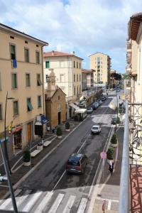 vista su una strada cittadina con auto e edifici di Affittacamere LA MUSA ad Arezzo