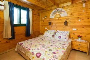 Tempat tidur dalam kamar di Leyad Hashmura Lodging