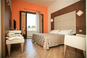 Postel nebo postele na pokoji v ubytování La Casarana Wellness Ecoresort