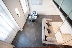 Posedenie v ubytovaní Stylish Loft with BALCONY