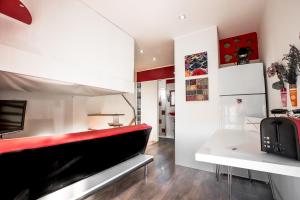 een woonkamer met een rode bank in een kamer bij Studio Diana in Trogir