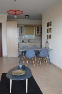 レフカダにあるErisminiのリビングルーム(テーブル、椅子付)、キッチン