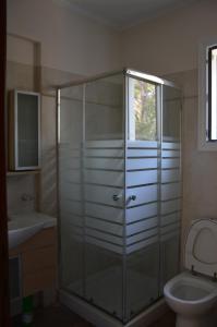 レフカダにあるErisminiのバスルーム(シャワー、トイレ、シンク付)