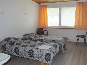 ウツヨキにあるBed & Breakfast Pohjan Tuliのソファとベッドが備わる客室です。
