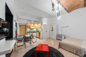soggiorno e cucina con letto e tavolo di Aranyos Apartman Budapest a Budapest