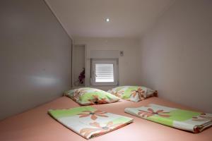 2 aparte bedden in een kamer met een raam bij Studio Diana in Trogir