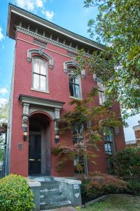 uma casa de tijolos vermelhos com uma porta da frente em Downtown Memphis Shellcrest Apartments em Memphis