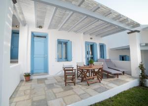 un patio con pérgola, mesa y sillas en Almyra Guesthouse, en Skiros