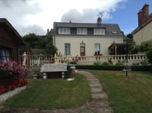 a house with a garden in front of it at Les charmes in Valençay