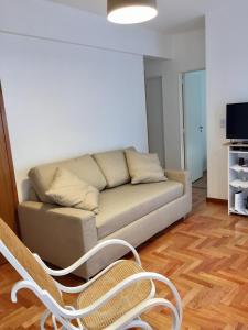 sala de estar con sofá y silla en F&F Altos de Barracas en Buenos Aires