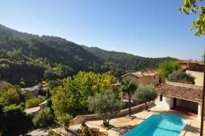 a villa with a swimming pool and a mountain at Les Terrasses de la Roque-Alric in La Roque-Alric