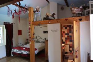 Le Relais Du Grand Logis في Civrieux: غرفة نوم مع سرير بطابقين مع سلم