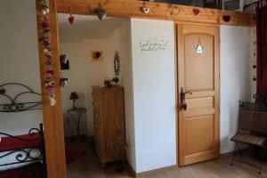 una puerta abierta en una habitación con 1 dormitorio en Le Relais Du Grand Logis en Civrieux