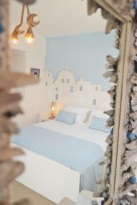 a mirror reflecting two beds in a bedroom at Villa Mozaik in Plaka +55 photos