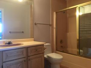 Koupelna v ubytování Vancouver Homestay Inn