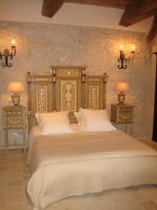 sypialnia z 2 łóżkami i 2 szafkami nocnymi w obiekcie la Chambre des Dames w mieście Vallères