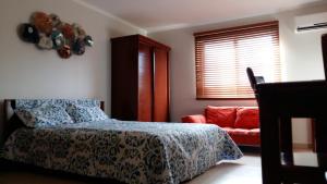 Ein Bett oder Betten in einem Zimmer der Unterkunft Dorado Eagle Beach Hotel