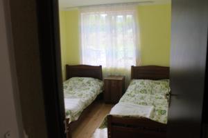 メスティアにあるIason Guest House in Mazeriの窓のある小さな部屋にベッドが2つある