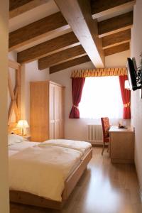 เตียงในห้องที่ Hotel Rifugio Solander