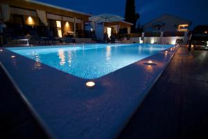 Bazén v ubytování Tomica Apartments with Pool nebo v jeho okolí