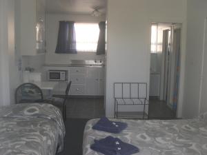 En eller flere senger på et rom på Strand Motel
